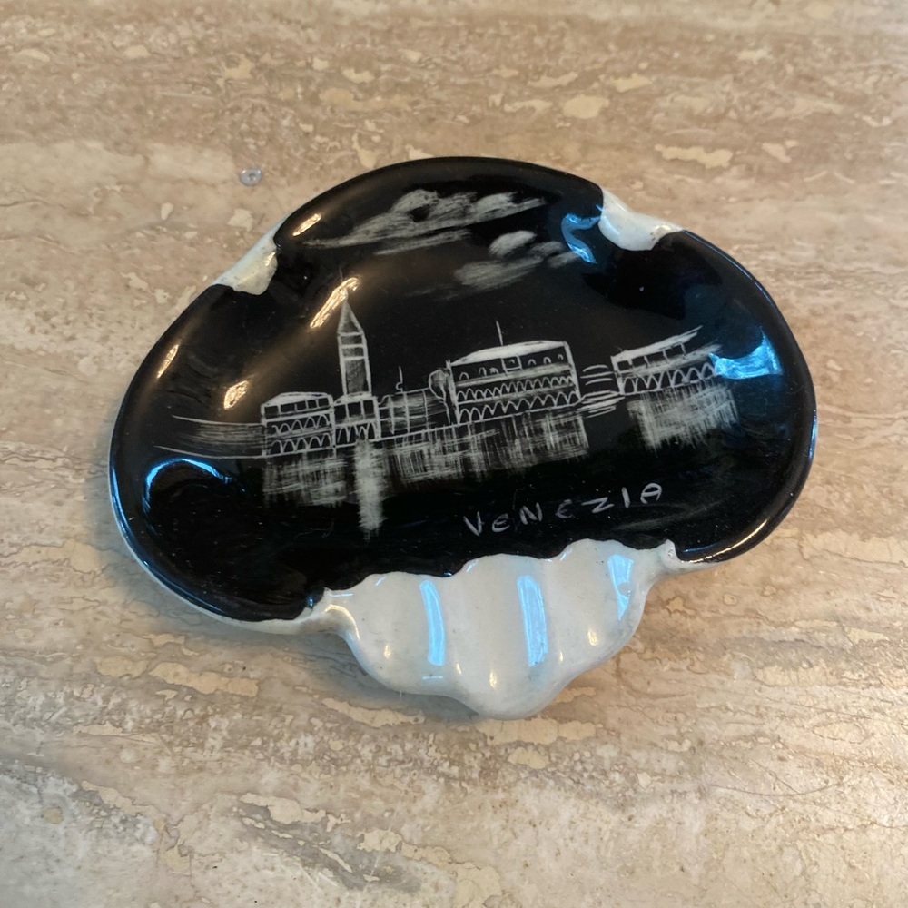 Venezia Black and White Bar Accessory ashtray